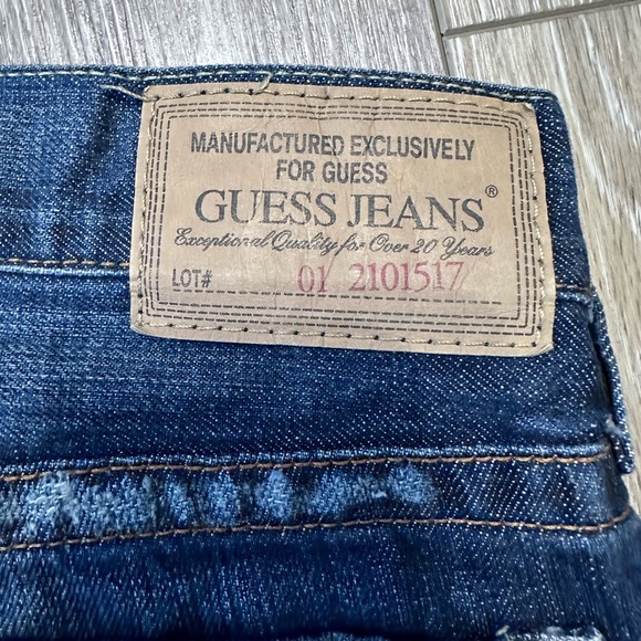 🛍️ Guess 2 1/2 inch Jean shorts size 34 stretch - Picture 5 of 6
